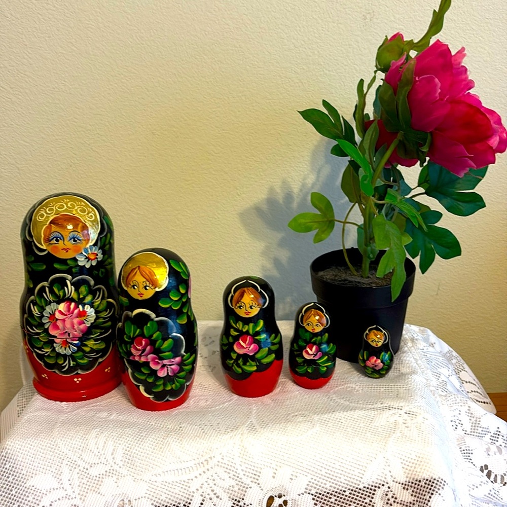 Vintage Matryoshka Russian Hanpainted 5 Piece Nesting dolls